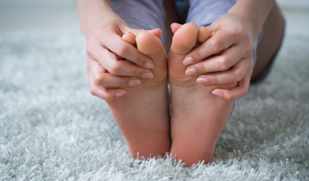 足指のしびれ,力が入らない,足裏の痛み,足首のつっぱり感が改善した３１歳女性の症例