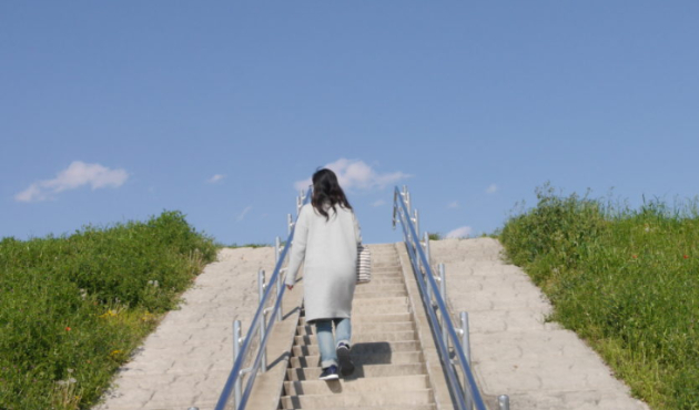 腰・股関節・膝の痛みで寝返りも打てなかった状態がカイロ施術後２週間で階段を駆け上がれるまでに回復した５５歳女性の症例