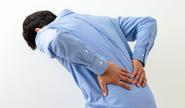 慢性的な背中のハリ、腰の重さがカイロ施術で改善した５６歳男性の症例