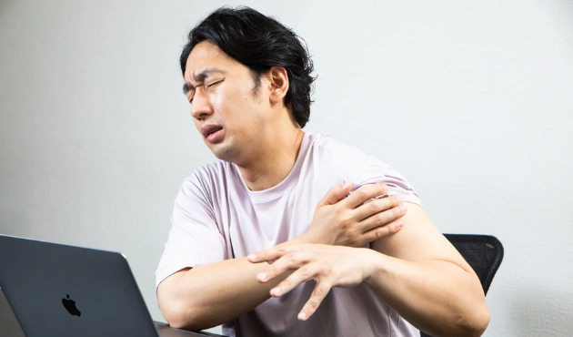 首を動かしたりアゴを引くと、腕に強い痛みが出ていた４４歳男性Kさんの症例