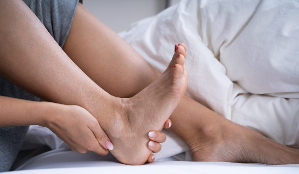 朝ベットから下りるたびに起こる右足首の激痛がカイロプラクティックを受けて改善した５７歳女性の症例