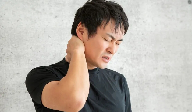 首の付け根の痛み、背中の疲労感、腰の痛みがカイロ施術で改善した４３歳男性の症例