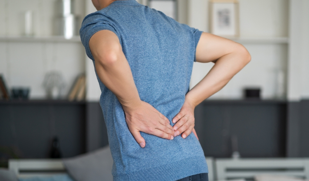 長年の腰から背中にかけての慢性的な凝りがカイロ施術で改善した５１歳男性の症例