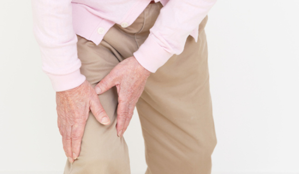 ぎっくり腰の後ヘルニアと診断され、おしりから足のシビレ歩行困難な状態がカイロ施術で改善した４６歳男性の症例